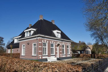 Giethoorn, Hollanda. 19 Mart 2025. Hollanda 'nın Giethoorn köyünde sazdan çatıları olan eski çiftlik evleri. Yüksek kalite fotoğraf