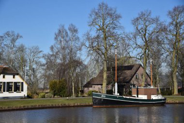 Giethoorn, Hollanda. 19 Mart 2025. Hollanda 'nın Giethoorn köyünde sazdan çatıları olan eski çiftlik evleri. Yüksek kalite fotoğraf