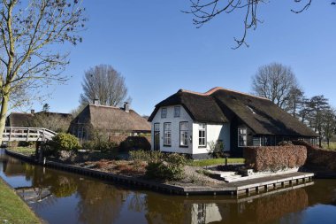 Giethoorn, Hollanda. 19 Mart 2025. Hollanda 'nın Giethoorn köyünde sazdan çatıları olan eski çiftlik evleri. Yüksek kalite fotoğraf