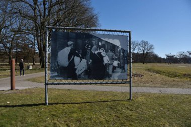Westerbork, Hollanda. 19 Mart 2025. Hollanda 'daki eski Westerbork sınır dışı kampının reklam panoları. Yüksek kalite fotoğraf