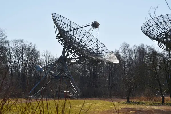 Westerbork, Hollanda. 19 Mart 2025. Westerbork 'taki eski sınır dışı kampındaki radyo teleskopları. Yüksek kalite fotoğraf