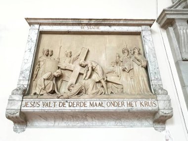 Amsterdam, Hollanda 'da. 22 Mart 2025. İsa 'nın Haçı' nın İstasyonları 'nı anlatan taştan resimler. Amsterdam 'daki Musa ve Aaron Kilisesi. Yüksek kalite fotoğraf
