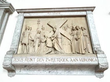 Amsterdam, Hollanda 'da. 22 Mart 2025. İsa 'nın Haçı' nın İstasyonları 'nı anlatan taştan resimler. Amsterdam 'daki Musa ve Aaron Kilisesi. Yüksek kalite fotoğraf