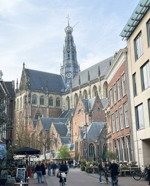 Haarlem, Hollanda. 29 Mart 2025. Haarlem 'in merkezindeki Saint Baco katedrali. Yüksek kalite fotoğraf