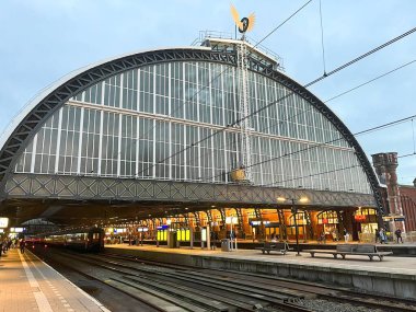 Amsterdam, Hollanda 'da. 20 Mart 2025. Amsterdam Merkez İstasyonu. Yüksek kalite fotoğraf