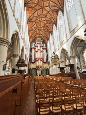 Haarlem, Hollanda. 29 Mart 2025. Hollanda, Haarlem 'deki St. Bavo katedralinin içi. Yüksek kalite fotoğraf