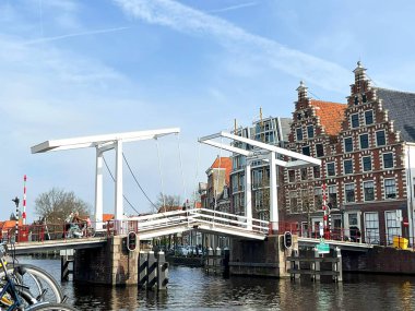 Haarlem, Hollanda. 29 Mart 2025. Haarlem 'deki Spaarne köprüsünde arka planda merdivenler var. Yüksek kalite fotoğraf
