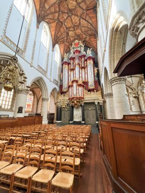 Haarlem, Hollanda. 29 Mart 2025. Hollanda, Haarlem 'deki St. Bavo katedralinin içi. Yüksek kalite fotoğraf