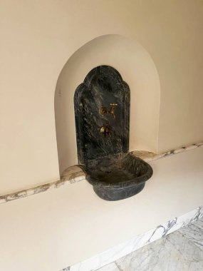 Haarlem, Hollanda. 29 Mart 2025. Hollanda, Haarlem 'deki Teylers Müzesi' ndeki eski çeşmeler. Yüksek kalite fotoğraf