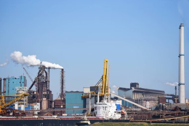 IJmuiden, Hollanda. 29 Mart 2025. IJmuiden, Hollanda 'daki çelik fabrikasının kirliliği. Yüksek kalite fotoğraf