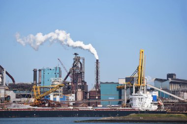IJmuiden, Hollanda. 29 Mart 2025. IJmuiden, Hollanda 'daki çelik fabrikasının kirliliği. Yüksek kalite fotoğraf