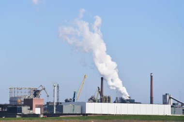 IJmuiden, Hollanda. 29 Mart 2025. IJmuiden, Hollanda 'daki çelik fabrikasının kirliliği. Yüksek kalite fotoğraf