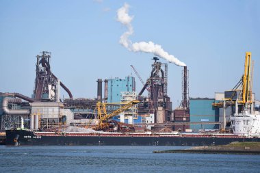 IJmuiden, Hollanda. 29 Mart 2025. IJmuiden, Hollanda 'daki çelik fabrikasının kirliliği. Yüksek kalite fotoğraf