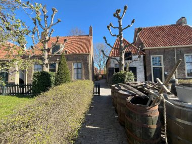Enkhuizen, Hollanda. 6 Nisan 2024. Enkhuizen 'deki açık aitr müzesinde 19. yüzyıldan kalma balıkçı kulübeleri. Yüksek kalite fotoğraf