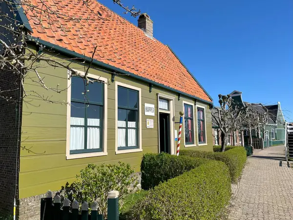 Enkhuizen, Hollanda. 6 Nisan 2024. Enkhuizen 'deki açık aitr müzesinde 19. yüzyıldan kalma balıkçı kulübeleri. Yüksek kalite fotoğraf