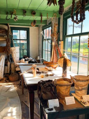 Enkhuizen, Hollanda. 5 Nisan 2025. Enkhuizen 'de bir yelkenci dükkanının klasik iç mimarisi. Yüksek kalite fotoğraf