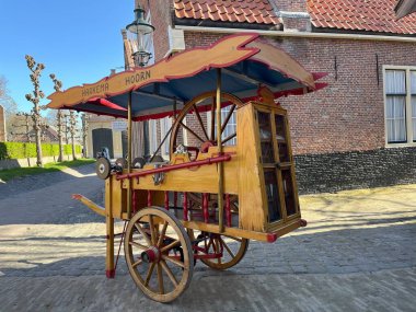 Enkhuizen, Hollanda. 5 Nisan 2025. Makas bileme atölyesinin el arabası. Yüksek kalite fotoğraf