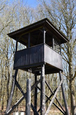 Westerbork, Hollanda. 19 Mart 2025. Westerbork, Hollanda 'daki transit kampının gözetleme kulelerinden biri. Yüksek kalite fotoğraf