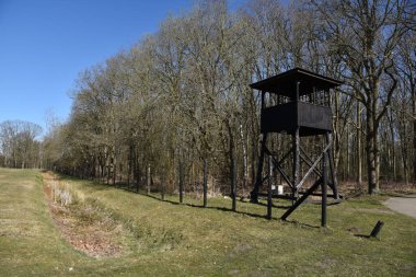 Westerbork, Hollanda. 19 Mart 2025. Westerbork, Hollanda 'daki transit kampının gözetleme kulelerinden biri. Yüksek kalite fotoğraf