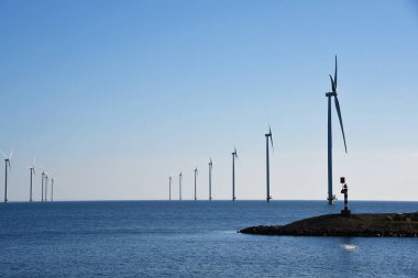 Breezanddijk, Hollanda. 3 Mart 2025. Hollanda, Ijsselmeer 'de bir rüzgar çiftliği. Yüksek kalite fotoğraf