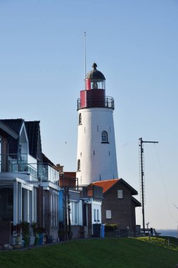 Urk, Hollanda 'da. 19 Mart 2025. Hollanda 'daki Urk balıkçı köyünün deniz feneri. Yüksek kalite fotoğraf