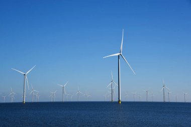 Breezanddijk, Hollanda. 3 Mart 2025. Hollanda, Ijsselmeer 'de bir rüzgar çiftliği. Yüksek kalite fotoğraf