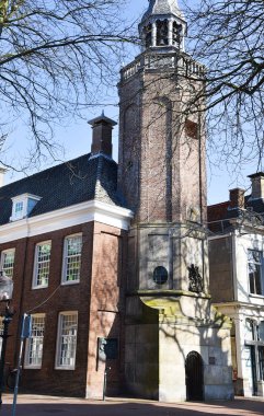 Harlingen, Hollanda. 2 Mart 2025. Harlingen Voorstraat 'ta hapishanesi olan kule. Yüksek kalite fotoğraf