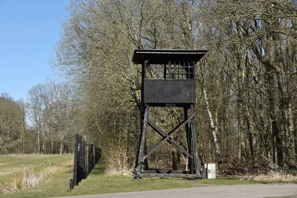 Westerbork, Hollanda. 19 Mart 2025. Westerbork, Hollanda 'daki transit kampının gözetleme kulelerinden biri. Yüksek kalite fotoğraf