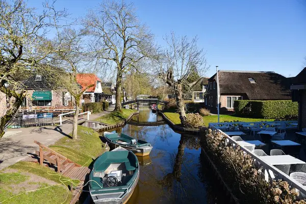 Giethoorn, Hollanda. 19 Mart 2025. Hollanda 'nın Giethoorn köyünde sazdan çatıları olan eski çiftlik evleri. Yüksek kalite fotoğraf