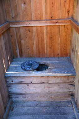 Enkhuizen, Hollanda. 12 Mayıs 2025. Enkhuizen 'deki Zuiderzee Müzesi' nde antika tuvaletler. Yüksek kalite fotoğraf