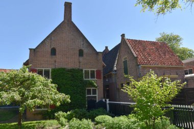 Enkhuizen, Hollanda. 12 Mayıs 2025. Enkhuizen 'deki Zuiderzee müzesindeki eski balıkçı kulübeleri. Yüksek kalite fotoğraf