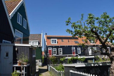 Marken, Hollanda 'dan. 17 Mayıs 2025. Marken 'in eski Hollandalı fidhing köyündeki ahşap evler. Yüksek kalite fotoğraf