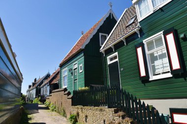 Marken, Hollanda 'dan. 17 Mayıs 2025. Marken 'in eski Hollandalı fidhing köyündeki ahşap evler. Yüksek kalite fotoğraf