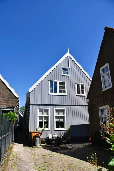 Marken, Hollanda 'dan. 17 Mayıs 2025. Marken 'in eski Hollandalı fidhing köyündeki ahşap evler. Yüksek kalite fotoğraf