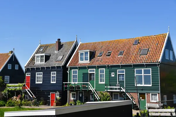 Marken, Hollanda 'dan. 17 Mayıs 2025. Marken 'in eski Hollandalı fidhing köyündeki ahşap evler. Yüksek kalite fotoğraf