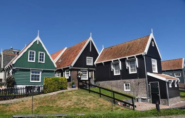 Marken, Hollanda 'dan. 17 Mayıs 2025. Marken 'in eski Hollandalı fidhing köyündeki ahşap evler. Yüksek kalite fotoğraf