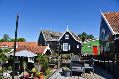 Marken, Hollanda 'dan. 17 Mayıs 2025. Marken 'in eski Hollandalı fidhing köyündeki ahşap evler. Yüksek kalite fotoğraf