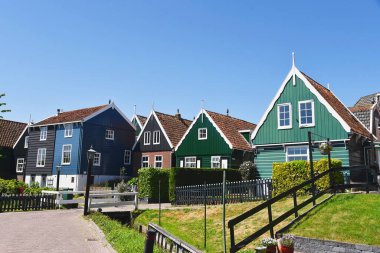 Marken, Hollanda 'dan. 17 Mayıs 2025. Marken 'in eski Hollandalı fidhing köyündeki ahşap evler. Yüksek kalite fotoğraf