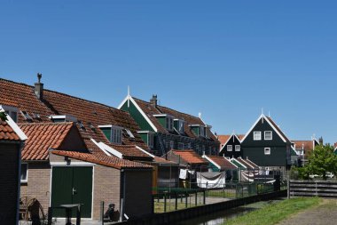 Marken, Hollanda. 12 Mayıs 2025. Marken adasının eski renkli ahşap evleri. Yüksek kalite fotoğraf