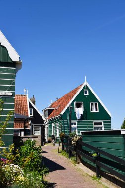 Marken, Hollanda. 12 Mayıs 2025. Marken adasının eski renkli ahşap evleri. Yüksek kalite fotoğraf
