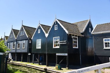 Marken, Hollanda. 12 Mayıs 2025. Marken adasının eski renkli ahşap evleri. Yüksek kalite fotoğraf