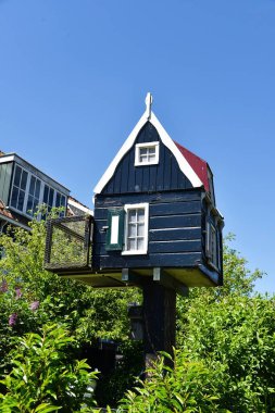 Marken, Hollanda. 12 Mayıs 2025. Marken adasının eski renkli ahşap evleri. Yüksek kalite fotoğraf