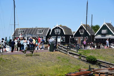 Marken, Hollanda. 12 Mayıs 2025. Marken adasının eski renkli ahşap evleri. Yüksek kalite fotoğraf