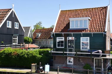 Marken, Hollanda. 12 Mayıs 2025. Marken adasının eski renkli ahşap evleri. Yüksek kalite fotoğraf