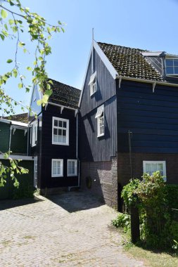 Marken, Hollanda. 12 Mayıs 2025. Marken adasının eski renkli ahşap evleri. Yüksek kalite fotoğraf