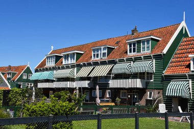 Marken, Hollanda. 12 Mayıs 2025. Marken adasının eski renkli ahşap evleri. Yüksek kalite fotoğraf