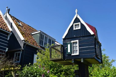 Marken, Hollanda. 12 Mayıs 2025. Marken adasının eski renkli ahşap evleri. Yüksek kalite fotoğraf