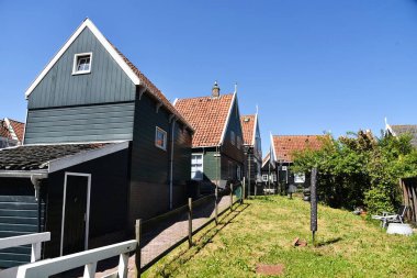 Marken, Hollanda. 12 Mayıs 2025. Marken adasının eski renkli ahşap evleri. Yüksek kalite fotoğraf