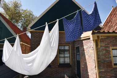 Enkhuizen, Hollanda. 12 Mayıs 2025. Çamaşırhane Enkhuizen 'deki Zuiderzee Müzesi' nde kurumaya bırakılmış. Yüksek kalite fotoğraf