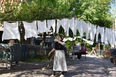 Enkhuizen, Hollanda. 12 Mayıs 2025. Çamaşırhane Enkhuizen 'deki Zuiderzee Müzesi' nde kurumaya bırakılmış. Yüksek kalite fotoğraf